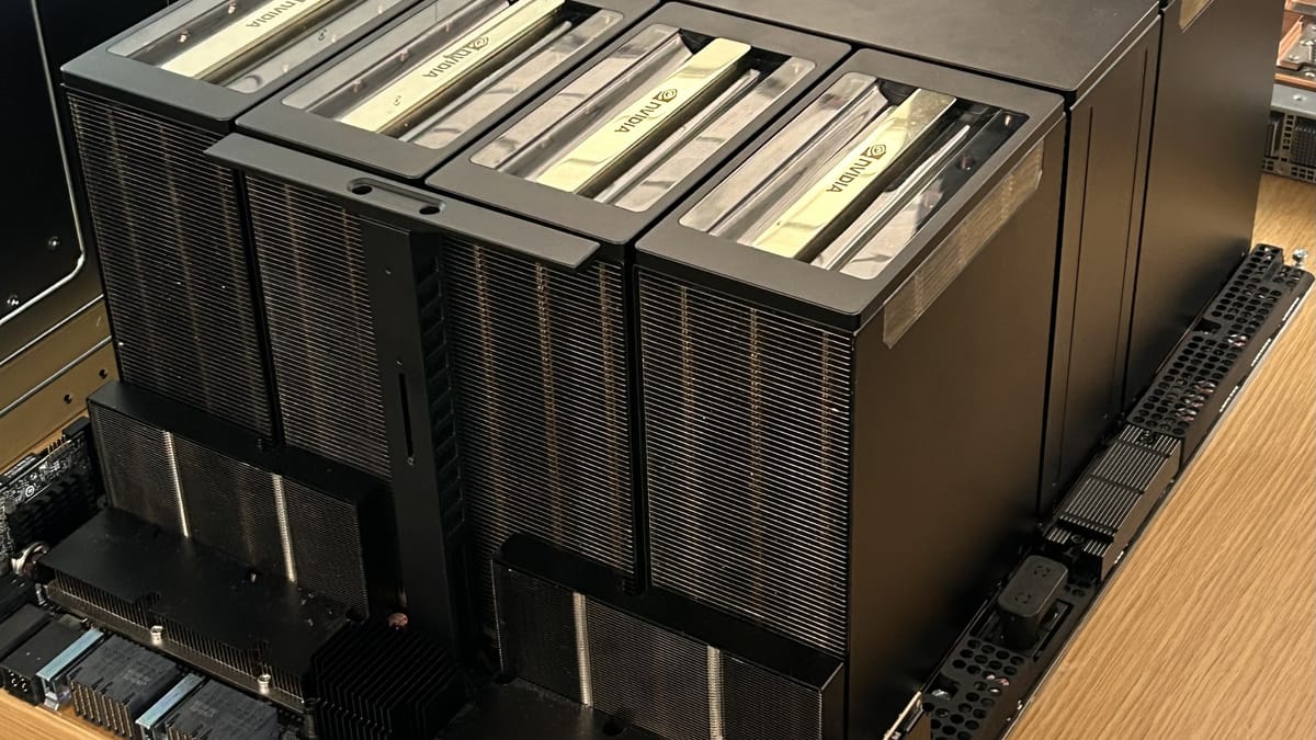 Dissipateurs métalliques des processeurs graphiques d'une carte Nvidia HGX B200, vus de près
