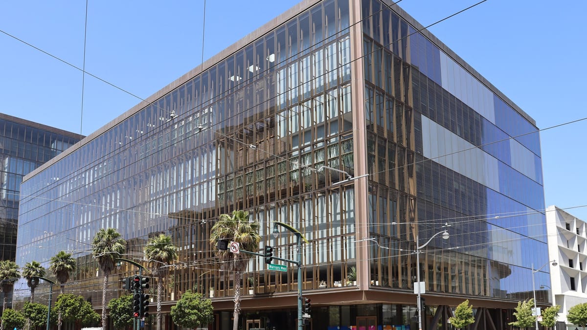 Immeuble de bureaux moderne de plusieurs étages, façade vitrée, dans le quartier de Mission Bay à San Francisco