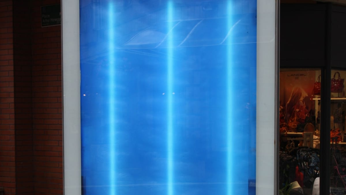 Panneau publicitaire lumineux vide, sans affiche, sur un trottoir