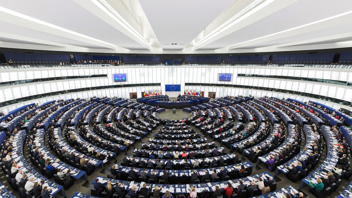 Vue d’ensemble de l’hémicycle du Parlement européen à Strasbourg, rangées de sièges en demi-cercle occupées par des députés pendant une séance plénière